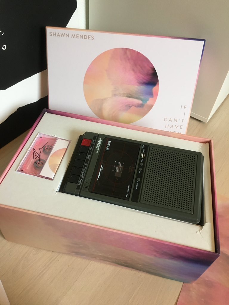 Mendeswierdo's tweet photo. I just got this package in the mail. This is so pretty. Thank you so much @ShawnMendes and @ShawnAccess for sending me this. I love it so much and I'm so grateful for it! THANK YOU🌸 https://t.co/0bMkUYlo3W