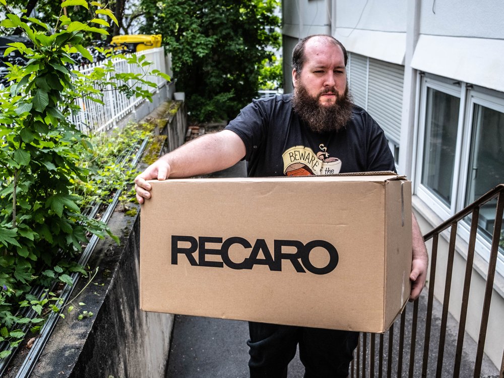 RECARO_Gaming's tweet photo. Der #RECARO Van wird rappelvoll: Wir besuchen als offizieller Partner das #LANParty-Turnier der @cfkn und präsentieren dort unseren #RecaroExo. Gut, dass uns #Tetris auf solche Packaktionen vorbereitet hat. #GamingSeat #Exo #firstofitskind #performanceseating #gaming #gamingchair https://t.co/zHMOwYfFt9