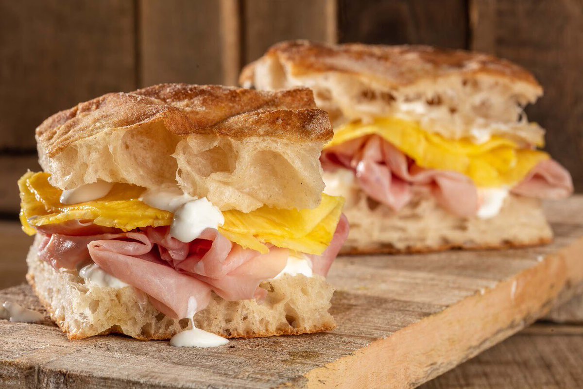 PizzaDoppioCrunch® con burrata, prosciutto cotto arrosto e... carpaccio d’ananas alla senape!  
Perché se l’ananas viene pensata e studiata nella sua preparazione, ha il suo senso 😉🍕🍍

#RenatoBosco #pizzapanepassione #pizza #ananas