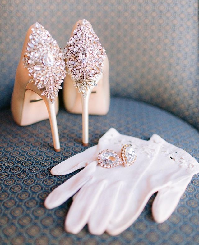 ApolloFoto's tweet image. Yaassss!⁣
•⁣
•⁣
•⁣
•⁣
•⁣
#weddingbling #weddingshoes #weddingjewelry #sanfranciscoweddingphotographer #gettingready #smpweddings #theknot #weddingjewels #sfweddingphotography #glamwedding⁣ bit.ly/2DVD4gf