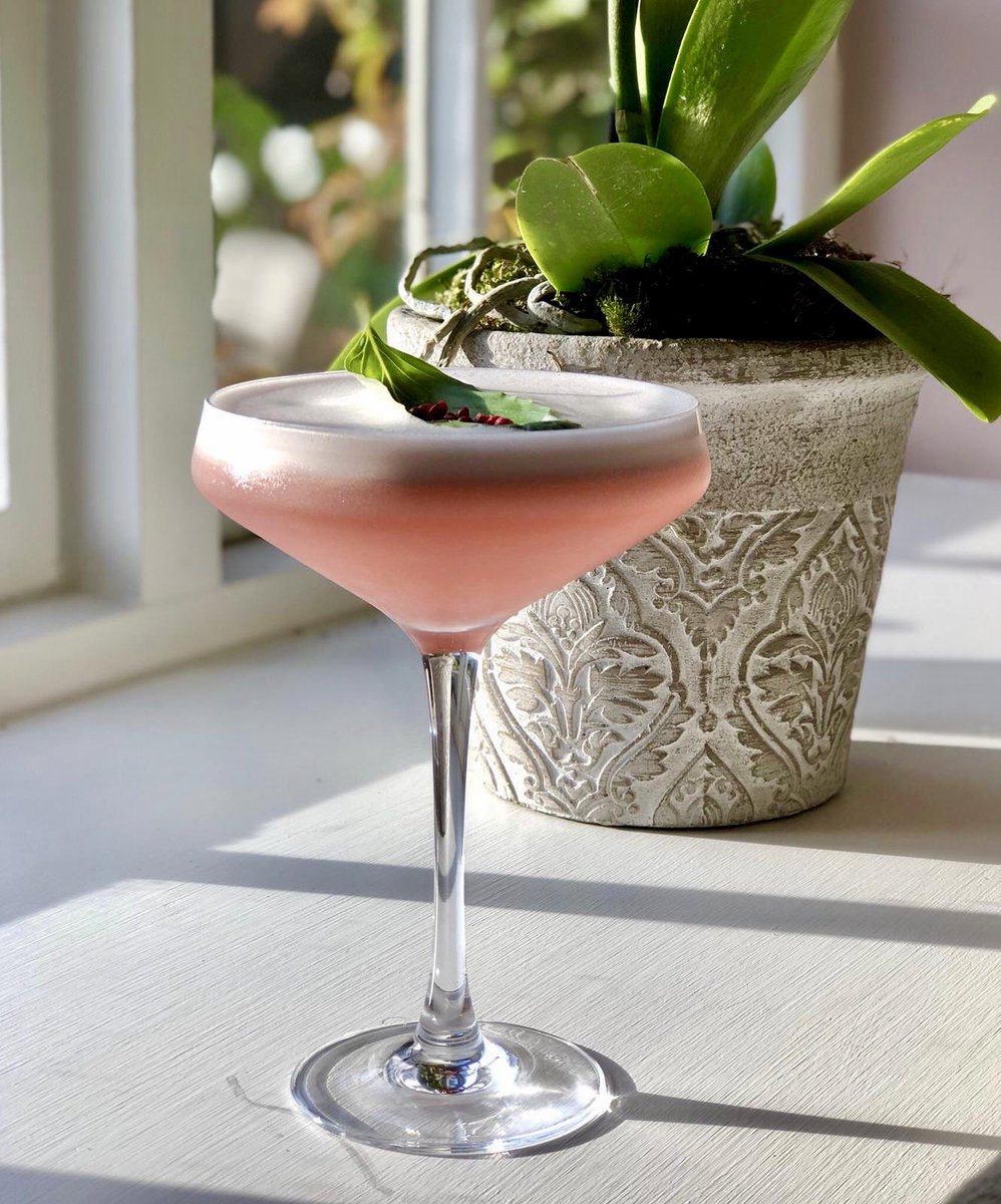 Calcot_and_Spa's tweet photo. Letโs get this weekend started ๐๐
Ready for service in The Conservatory, pics courtesy of Mariah ๐ณ
https://t.co/3RMJdxlyHj
#FridayFeeling #Cotswolds #Cocktail #CalcotLife https://t.co/QKiKJaV5Od