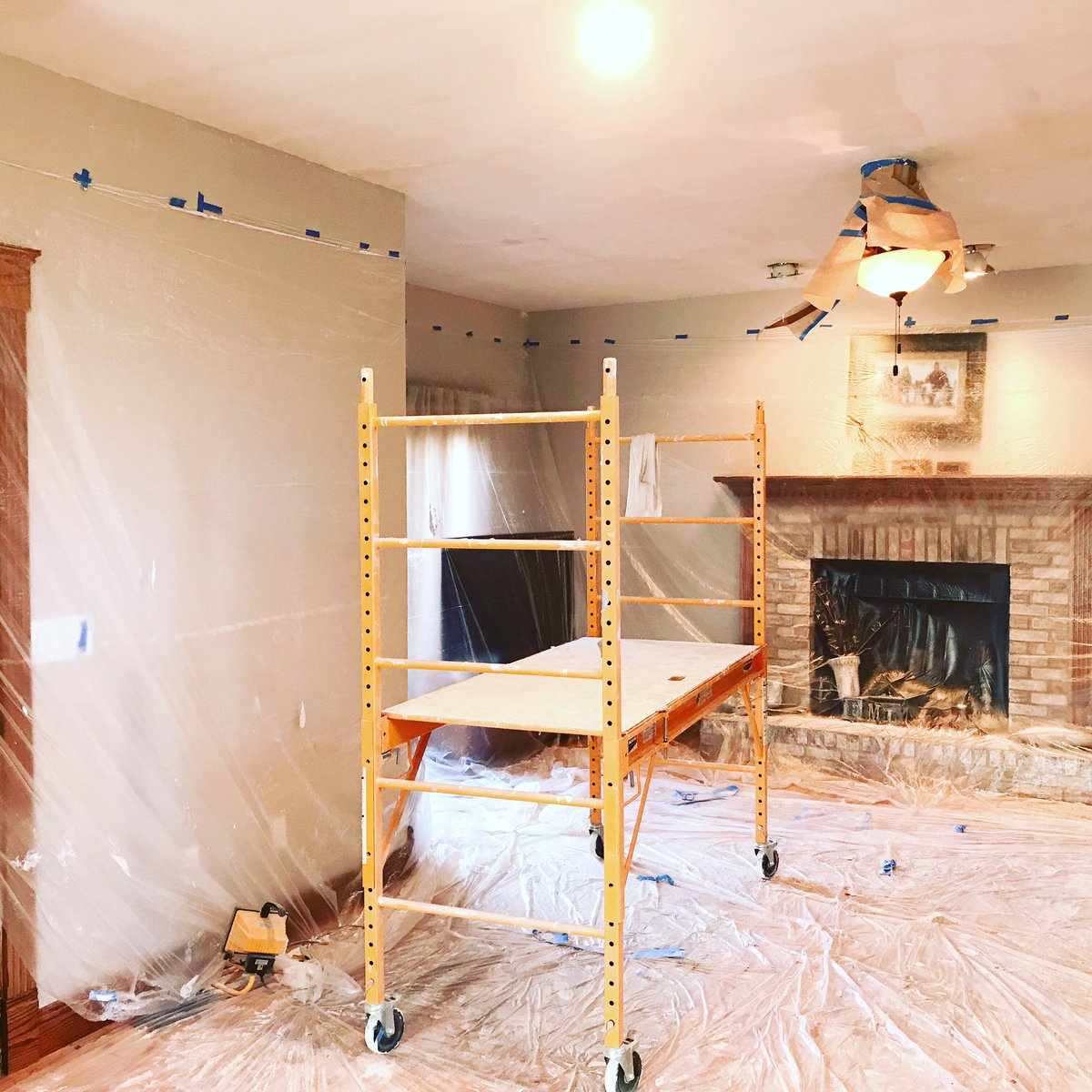 LivingInNormal's tweet photo. We are in the process of doing some #homeupdates, but we have a long way to go. I am excited to share our story along the way. Check out the blog at https://t.co/n6vb3ttMlC for all the deets! https://t.co/hR6fJvLRDF