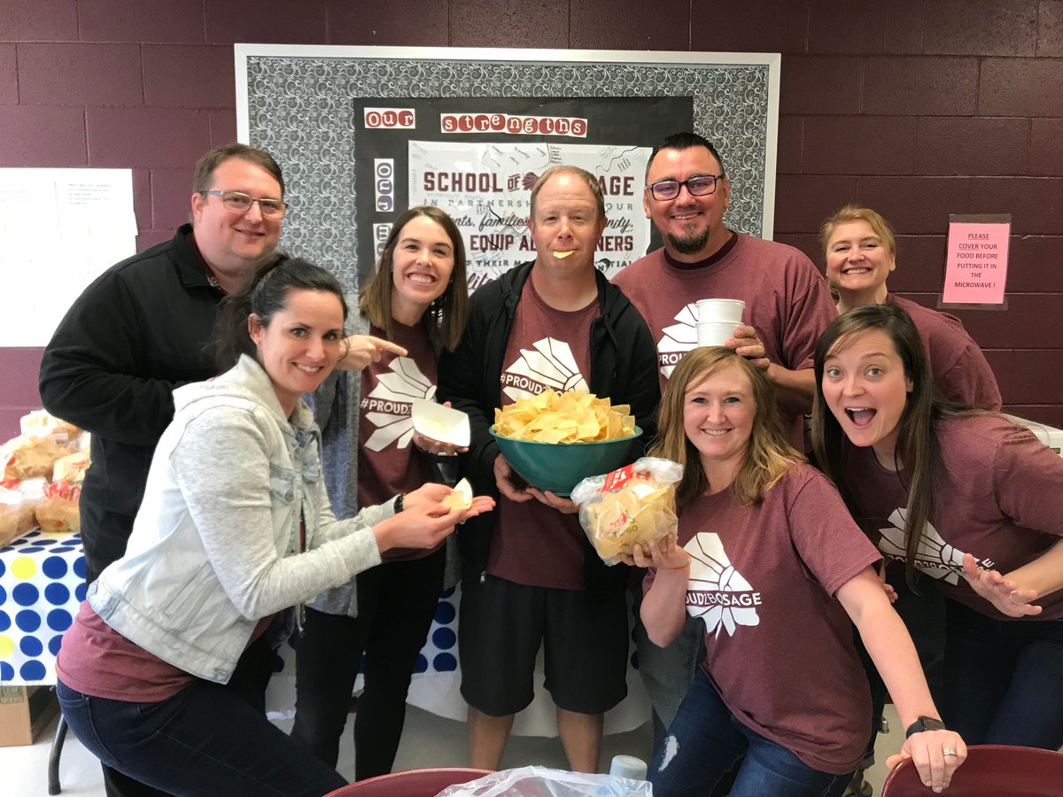 AshM1024's tweet photo. Teacher Appreciation Week has been great around here! Flowers and treats from students, lunch everyday from our OFP, and new shirts to wear! I'm so proud to be a teacher at the school that made me who I am! 👩🏼‍🏫🍎
#Proud2BOsage https://t.co/yyUXBcBt8m