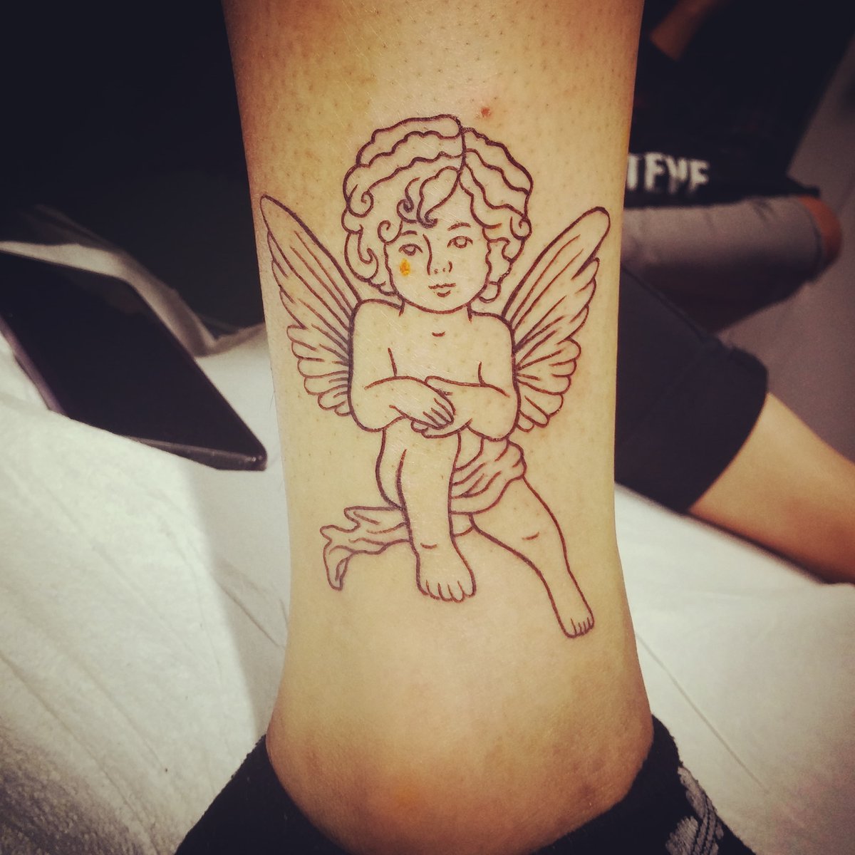 YankeeDoodlezRt's tweet photo. #Cherub with #gold #tear ☁❤☁ very #sweet. Have wanted to #tattoo one of these little guys for a while so I'm happy 😊
#ydart #cherubtattoo #angel #cryingangel #sweettattoo #halo #ankletattoo #angeltattoo #wings #goldtear #gold #angelwings #cute #linework #atlantatattooartist https://t.co/AbP1JI5zWo