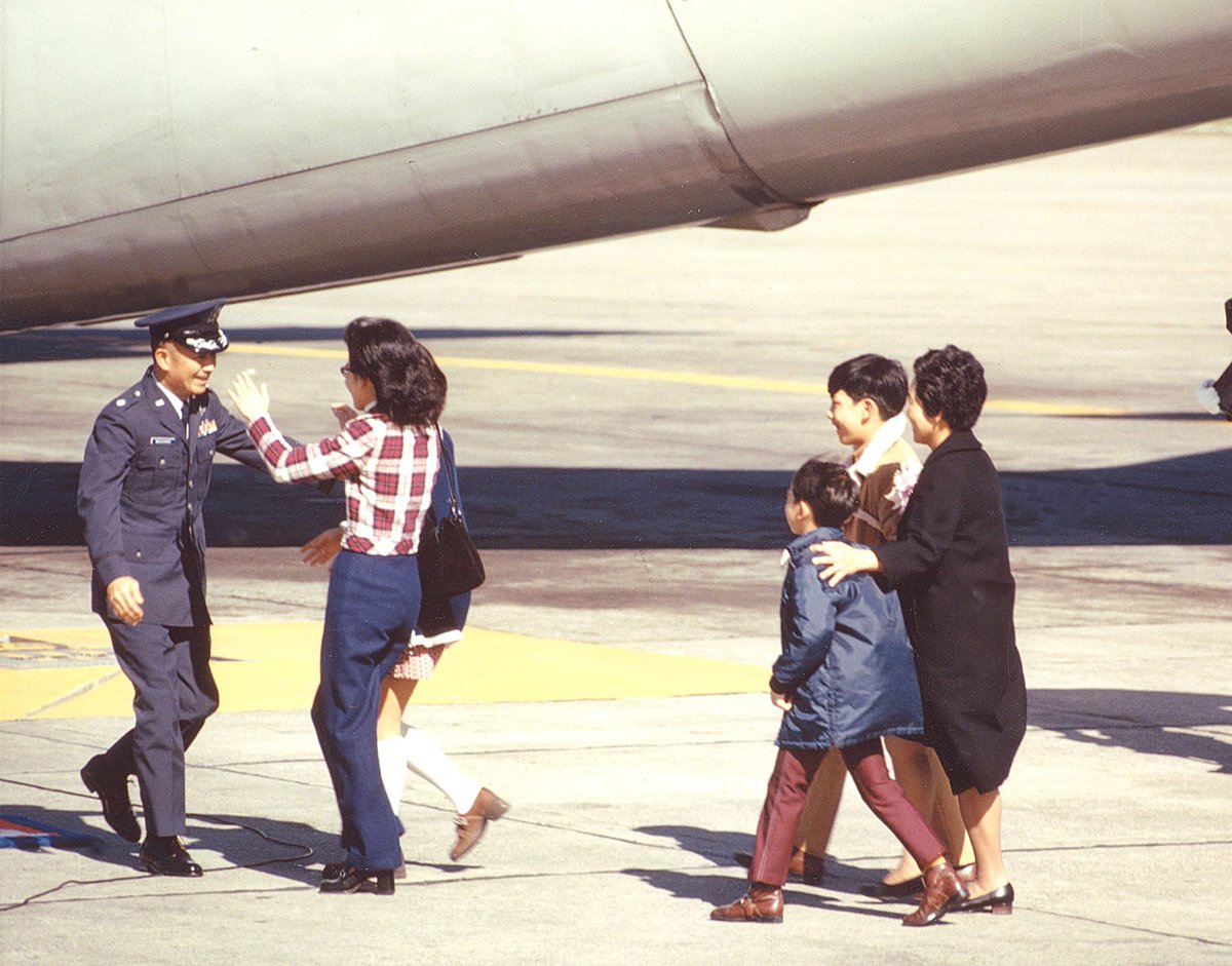 #MilitarySpouseAppreciationDay USAF Lt. Col. James Nagahiro, Former-POW, returns to his family in 1973 after spending 99 days in captivity during the Southeast Asia War. #VietnamWar #POW #OperationHomecoming #ThankYouSpouse