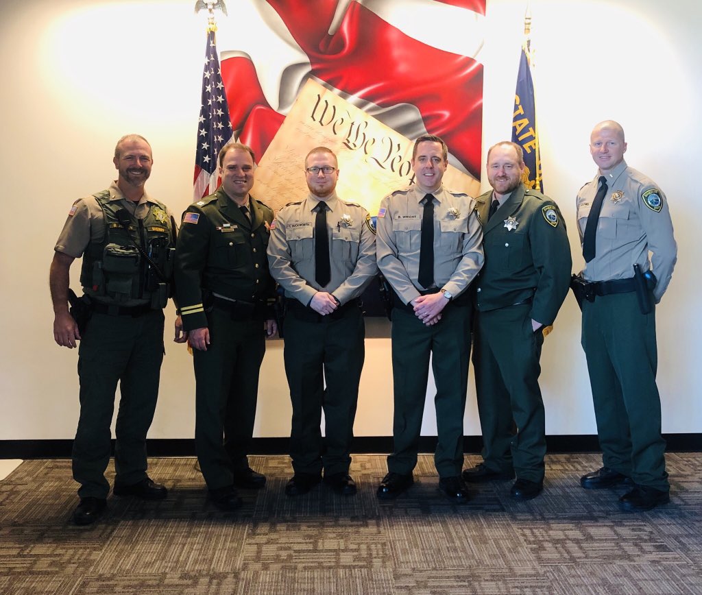 LtBJensen's tweet photo. Congrats to our two newest @ClackCoSheriff deputies who are graduating from the Oregon Police Academy today! Let the fun times begin...#DPSST #Teamwork https://t.co/vCm0hRCTrl