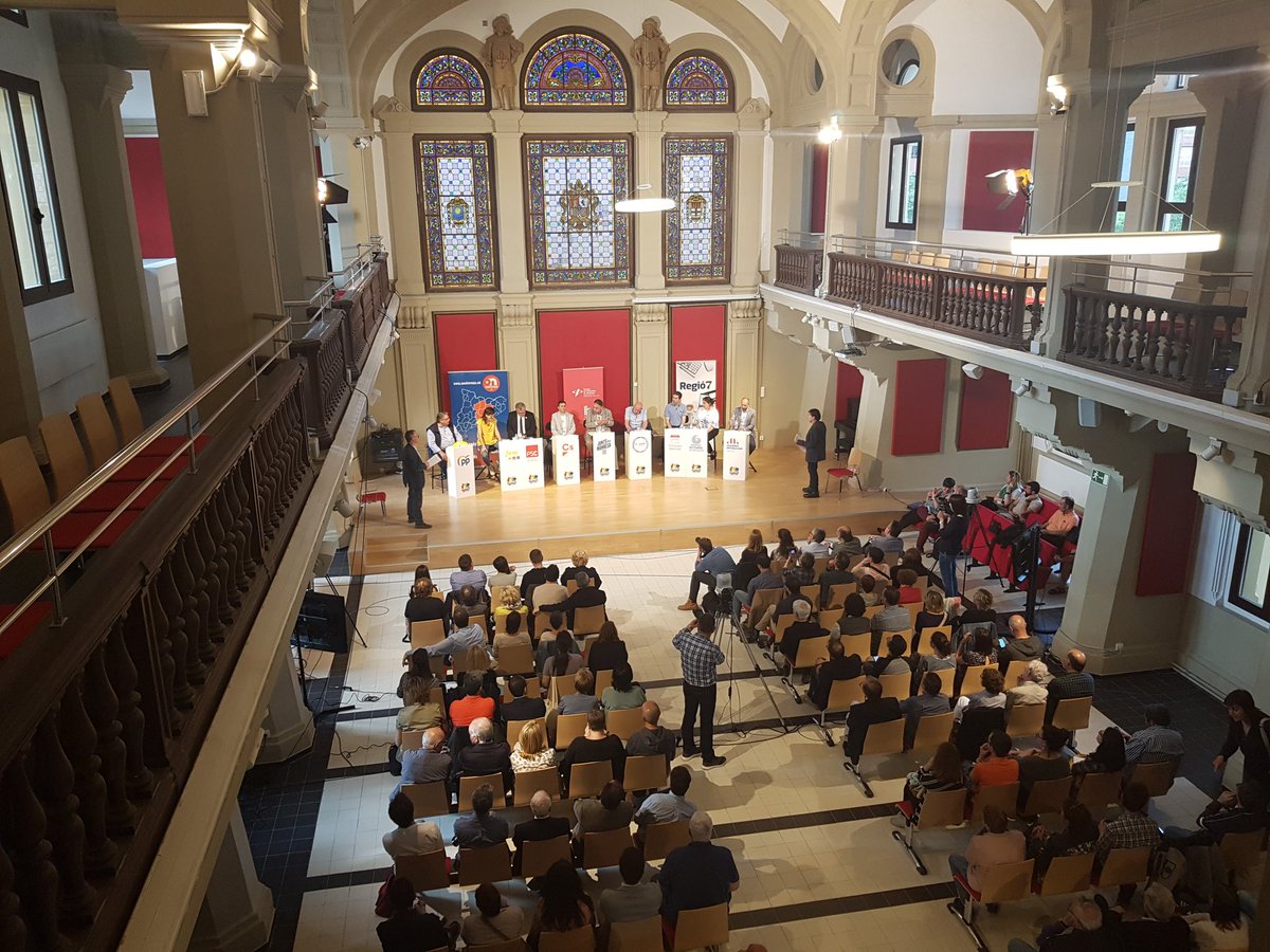 periodistes_cat's tweet photo. El públic atent i expectant davant els/les 9 caps de llista - #Manresaadebat #MarcIncomparable https://t.co/11G7mF81bN