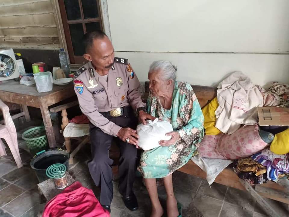 kakdidik13's tweet photo. Sebaik-baiknya manusia adalah yg bermanfaat untuk orang lain. Seperti halnya kepedulian yg dilakukan Pak Fauzi anggota Polisi dari Polres Bojonegoro berbagi kpd sesama di bulan Ramadhan. Indahnya berbagi &amp; silaturahmi bersama XL Axiata

#JaringanDataTerkuat
#DigiIftar
#KBIftar https://t.co/WVcHEJlUD2