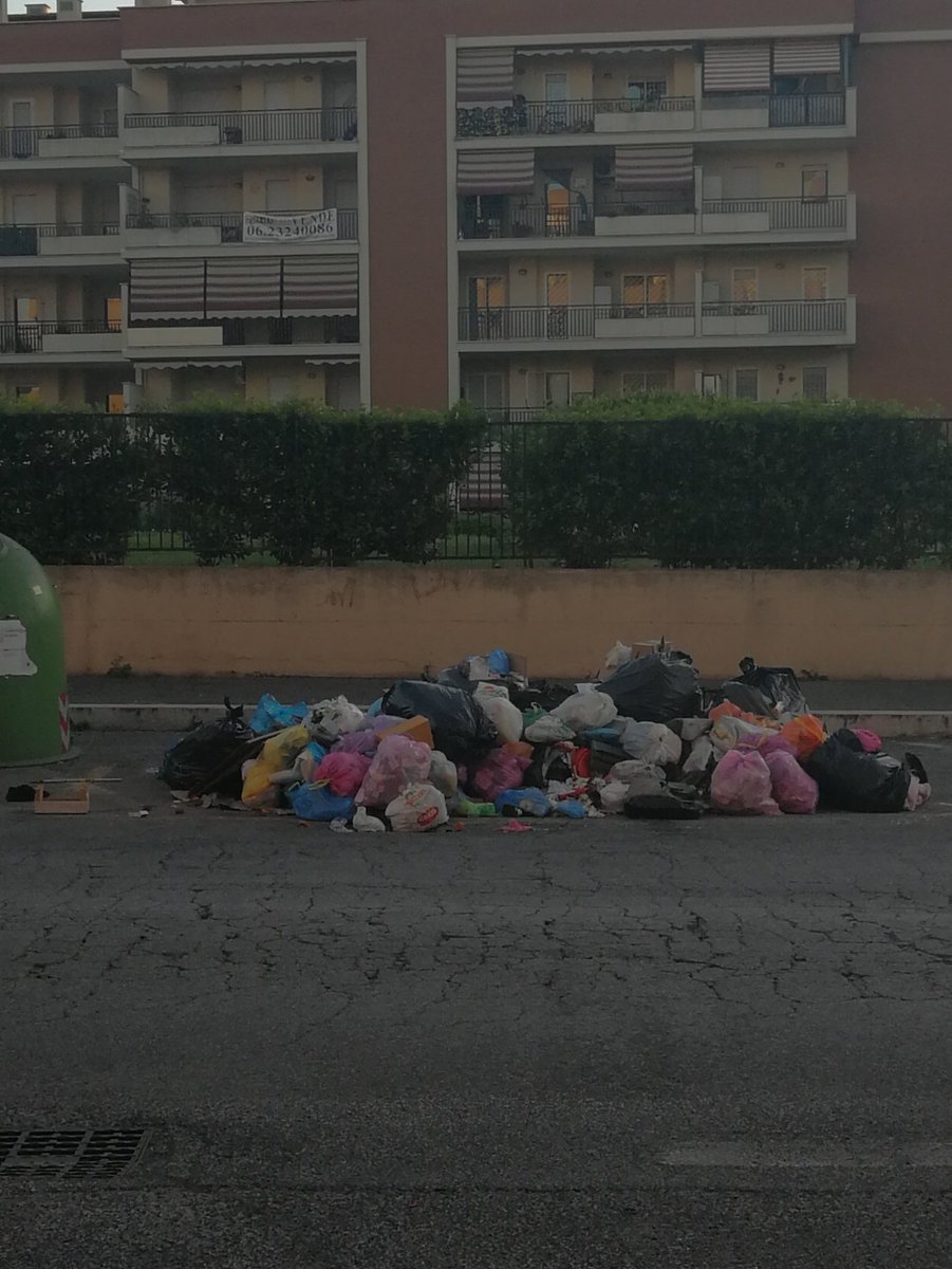rickzomp's tweet photo. Grazie @amaromacapitale per aver tolto improvvisamente tutti i secchioni, senza iniziare una differenziata graduale, in modo da stabilire una discarica davanti casa (via luigi gastinelli - Ponte di nona) e un plauso ai miei concittadini x il pessimo senso civico https://t.co/gN21YeBEkh
