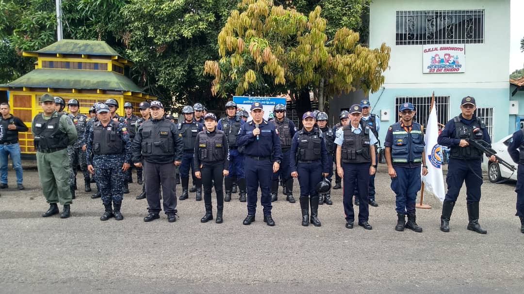 Visipol_MIJP's tweet photo. #10May| 60 funcionarios de @PoliciaTachira, @CPNB_VE, #CICIPC, @PCivil_Ve y #GNB distribuidos en 20 vehículos y 15 motos realizan despliegue de seguridad en la Parroquia San Sebastián, municipio San Cristóbal. https://t.co/gmSPdndK3O