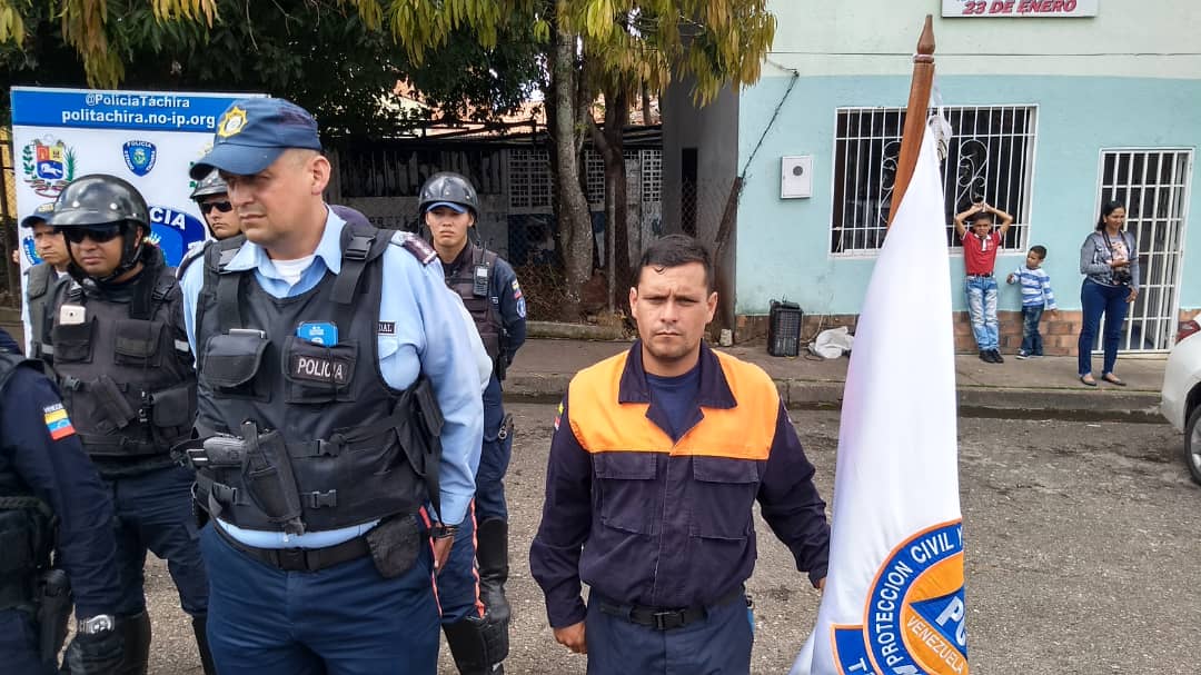 Visipol_MIJP's tweet photo. #10May| 60 funcionarios de @PoliciaTachira, @CPNB_VE, #CICIPC, @PCivil_Ve y #GNB distribuidos en 20 vehículos y 15 motos realizan despliegue de seguridad en la Parroquia San Sebastián, municipio San Cristóbal. https://t.co/gmSPdndK3O
