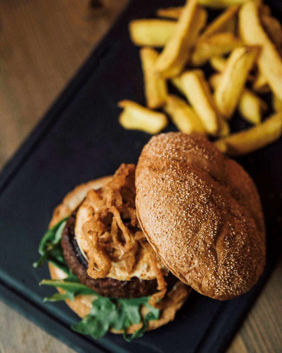 ¿Cuál de nuestras burgers te ha convertido en uno de los fieles del templo de la carne? 🍔 ¡Chívanoslo en los comentarios! 
.
.
.
#BurgerMadrid #BurgerMurcia #LetsMeat #TemplodelaCarne #Carnívoros