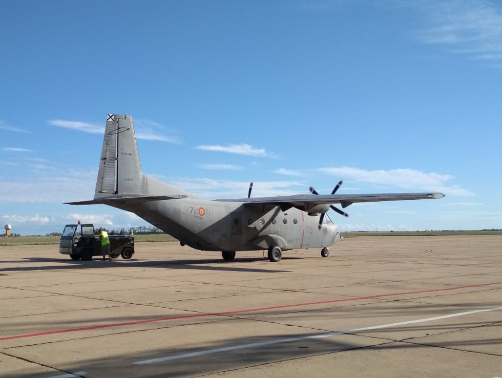 EjercitoAire's tweet image. Los #Aviocar @AirbusDefence del #Ala37 #Villanubla #Valladolid y la Maestranza Aérea de #Albacete #MAESAL, que entrega otro #F18 #Hornet revisado al #Ala46 #Canarias, a pleno rendimiento a las puertas del #findesemana 
#24siete
#SomosElAire de #España