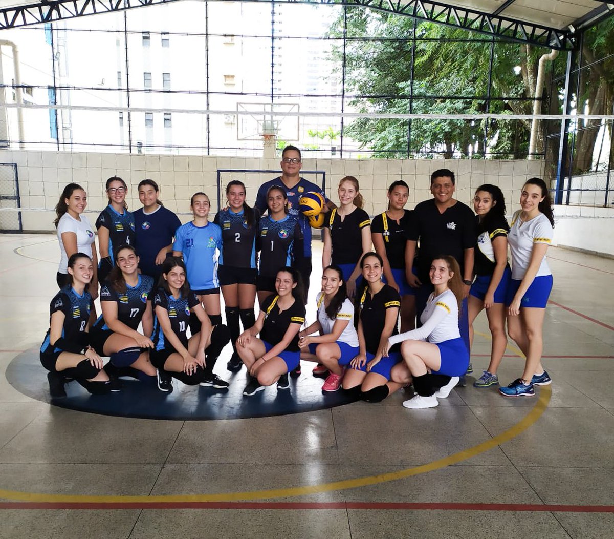 Colegio_WR's tweet photo. Vários amistosos envolvendo handebol, basquete, futsal e vôlei foram realizados entre os alunos do WR e alunos do Centro Educacional Omni e da Escola Interamérica. Obrigado aos envolvidos e aos alunos, que fizeram bonito durante os jogos. https://t.co/BWxM5hbZJz
