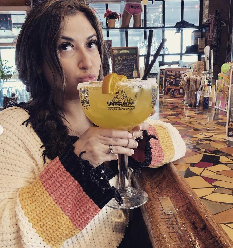 DickSez's tweet photo. I can see ya like 'em big, darlin'. Cheers!

#dickspics #tgif https://t.co/275VMdqeUP