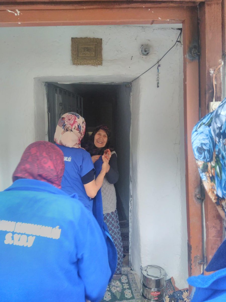 ADEM 'DE PİŞİYOR, 
KİMSESİZLERİN SOFRASINA GİDİYOR.

Kaymakamlığımız S.Y.D.Vakfı tarafından  yürütülen ADEM  projemiz ve "Yalnız Değilsiniz"  projemizin birbirine entegrasyonu ile ADEM  aşçılık kursunda  üretilen yemekler kimsesiz ve yaşlılarımızın  evlerine kadar ulaştırılıyor.