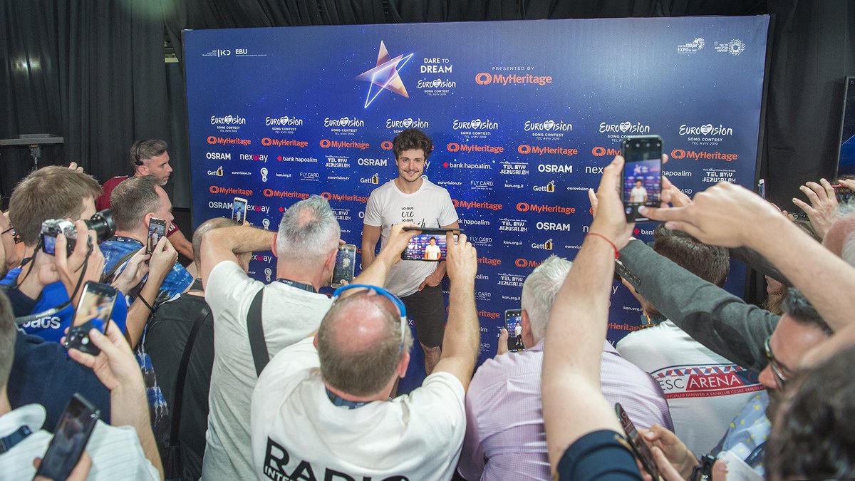 RTVE_Com's tweet photo. 📸@mikiot2018, contando a los medios internacionales sus primeras impresiones tras el #MikiEnsayo1 en #Eurovision2019 

📲@eurovision_tve #EuroEnsayos10M #Miki https://t.co/94MpQMEfy8