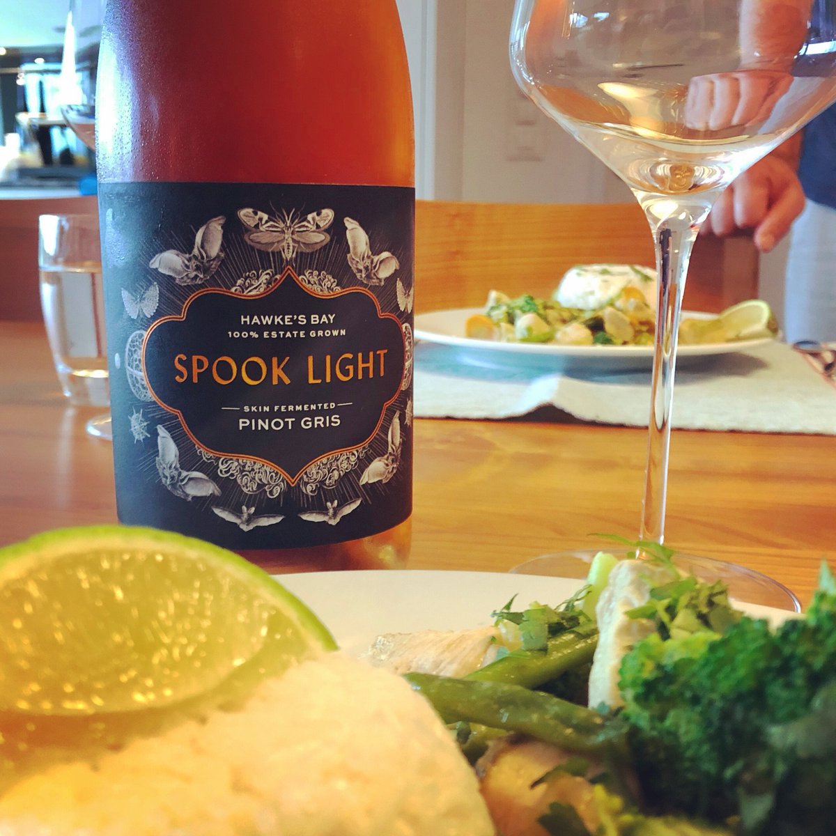 gomadch's tweet image. Toño serves one of these fancy organic orange wines to my green curry #complementarycolors