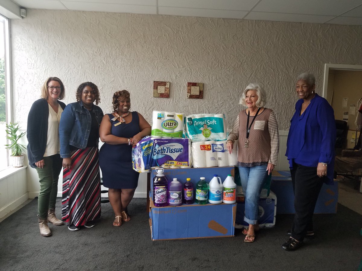 DreamCenter2003's tweet photo. Nekita and all of the staff at Washington Douglas are amazing, caring, and great supporters! We are truly humbled by your generosity. Thank you so much for the cleaning supplies and paper products! https://t.co/wcWEdYwAdB