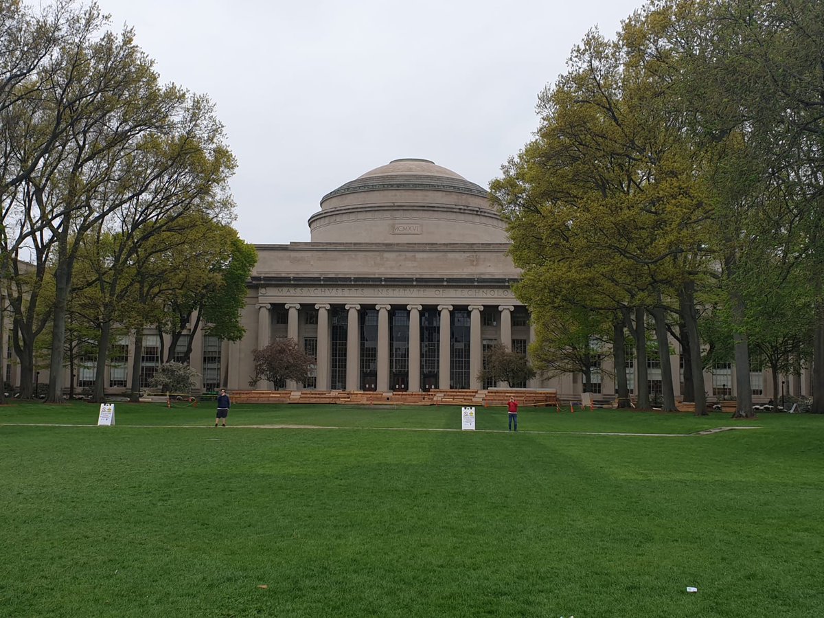 Oggi pomeriggio, i nostri allievi sono approdati al <a href="/MIT/">Massachusetts Institute of Technology (MIT)</a> - Massachusetts Institute of Technology, una delle più importanti università di ricerca al mondo. Ad accoglierli una figura di spicco: Paul Parravano, co-direttore MIT Government and Community Relations.