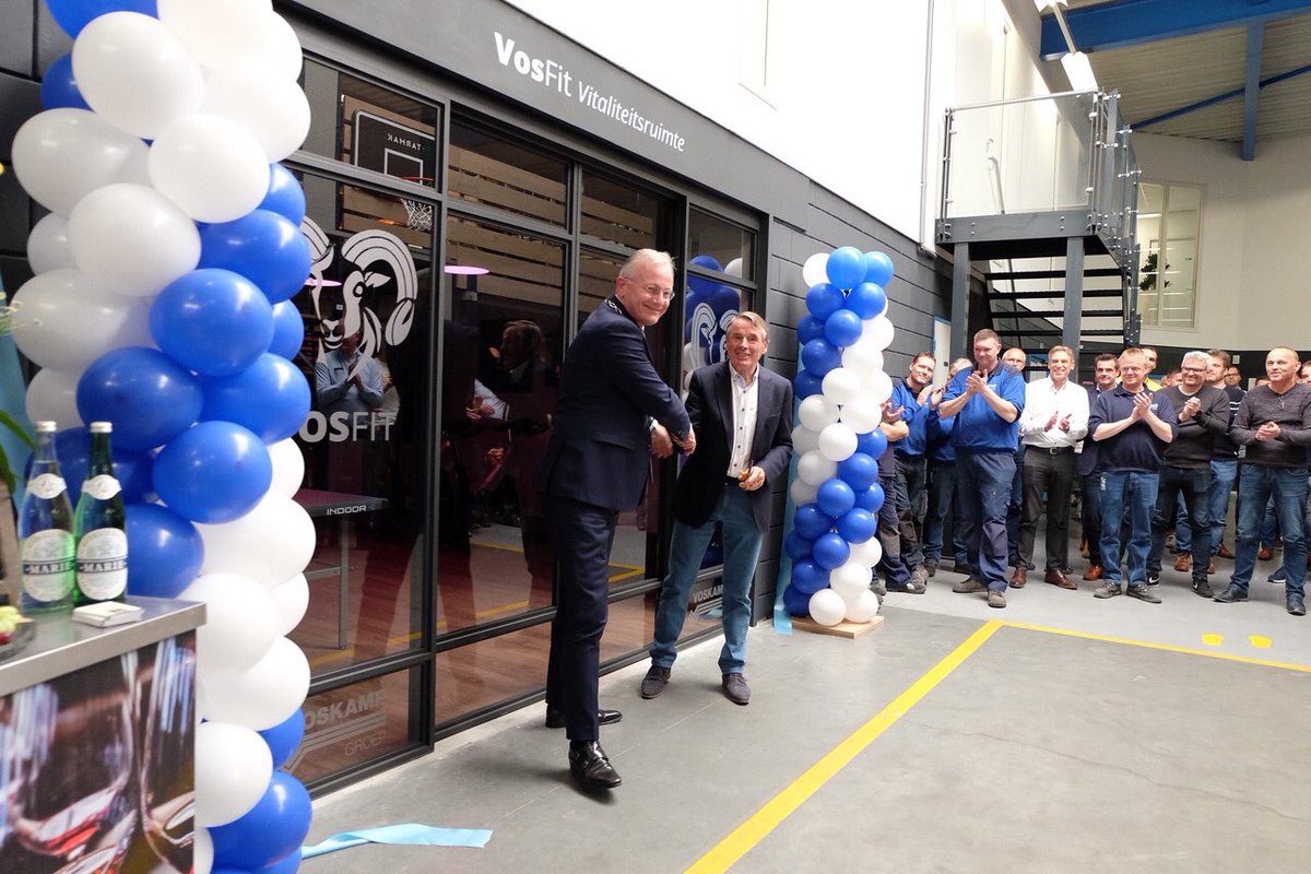 voskampgroep's tweet photo. Onder het motto: “Een gezond bedrijf begint met gezonde werknemers”, hebben we een VOSFIT Vitaliteitsruimte gebouwd. Vanmiddag was de officiële opening door Hennie Kuiper en Burgemeester Arjen Gerritsen.
#vitaal #sportenophetwerk #Almelo https://t.co/iFkLLkO3jy