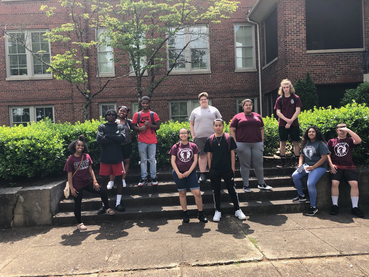Fultonhoops's tweet photo. This group of Sophomores did a wonderful job today at Oakwood Senior Center. #fultongivesback https://t.co/fhmLVXZEPw