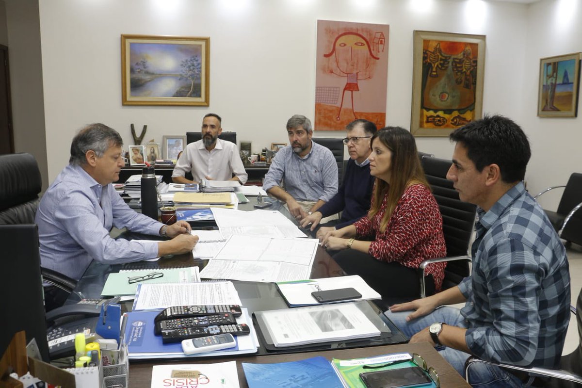 MinisterioGobCh's tweet photo. El gobernador @domingopeppo reunió parte de su gabinete para trazar un operativo de emergencia y atender  zonas afectadas . Mañana comenzarán por #ElSauzalito, #ComandanciaFrías ; el lunes #NuevaPompeya, #TacoPozo, #Castelli #Miraflores.
#EmergenciaHídrica
@Drajessicaayala https://t.co/4XrTWFnRnV