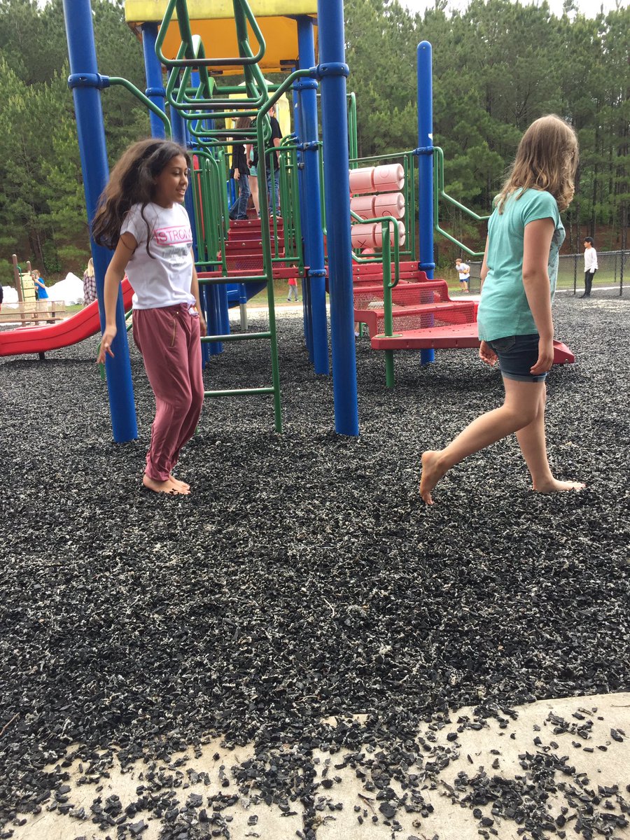 LessonsWithMsC's tweet image. Barefoot sensory #scienceandfun