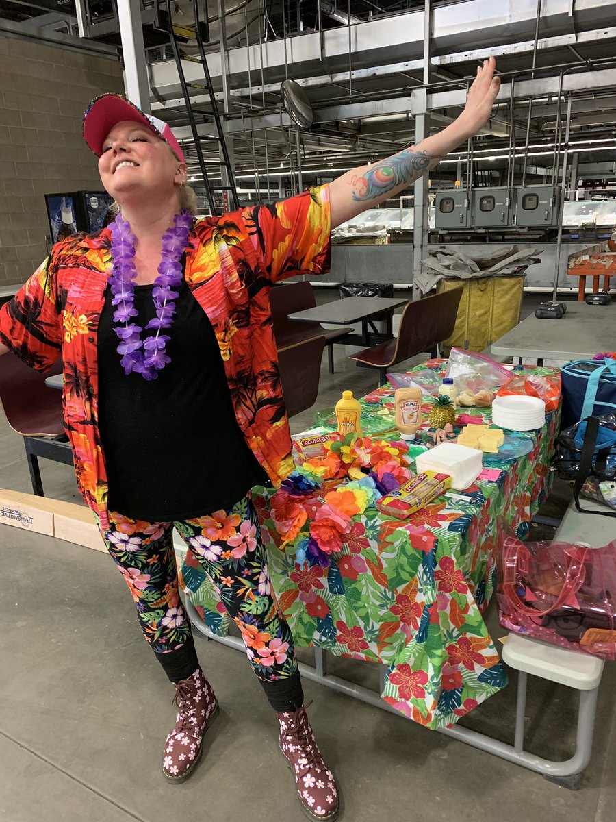 UPSEnglewood's tweet photo. Friday is Hawaiian shirt day 🌺 as the safety committee has a Lift/Lower Luau for the Englewood Preload! #SafetySquad #PreloadProud #SafeByChoice https://t.co/tlypV1igSN