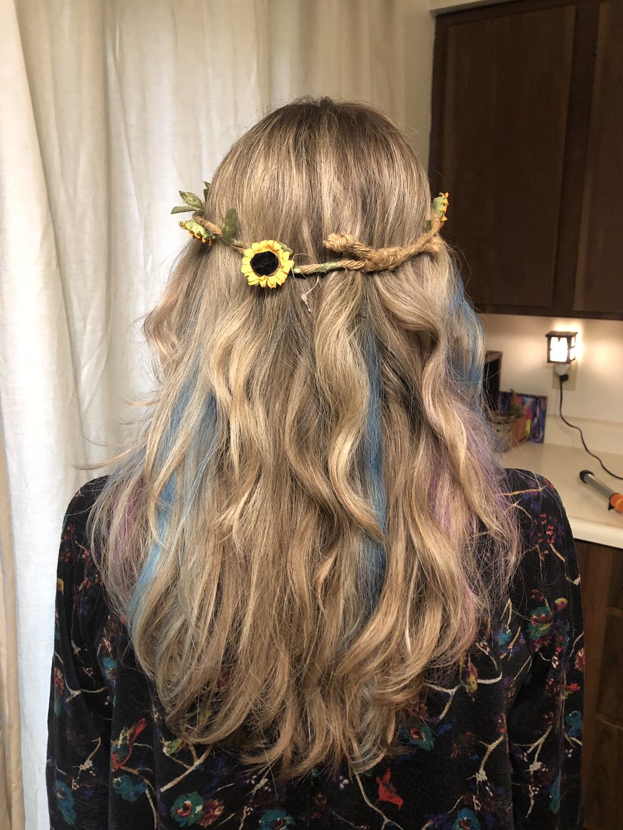 DaisyJadeTV's tweet photo. I've always wanted purple hair! So my friend and I tried this spray by @evahairnyc that I got #complimentary in my #bossbabevoxbox from @influenster. I was shocked at how easy it was to get these fun, vibrant colors! Love it! ๐๐ #festivalready #EvaNYC #EvaEmpowerment #contest https://t.co/mMcHYDnLJp