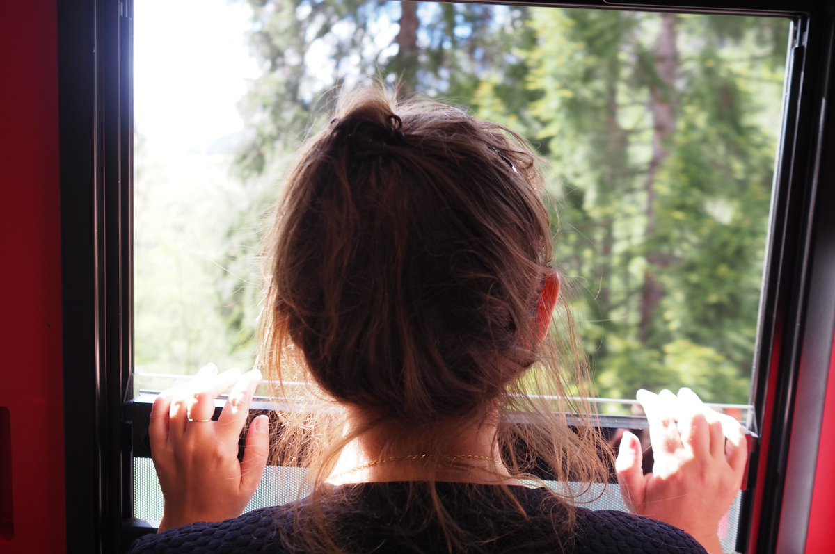 itsme_mandrela's tweet photo. Auf #GlacierExpress Excellence Class Fahrt. Ein fantastisches Erlebnis durch 3 Kantone. #zugfahren #mgbahn #rhb https://t.co/zfU8FNefA1