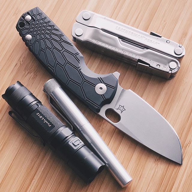 mifoto_se's tweet photo. I found my LD12!
•
#edc #edcgear #everydaycarry #edcig #edcdump #edcshowcase #echodeltacharlienetwork #pocketdump #knife #knifenut #knivesofinstagram #knifestagram #knivesdaily #Fenix #FenixLight #FenixLD12 #KarasKustoms #KarasPenCo #KarasKustomsRend… https://t.co/viN3Ieu0VL https://t.co/uZmMZL8UO7
