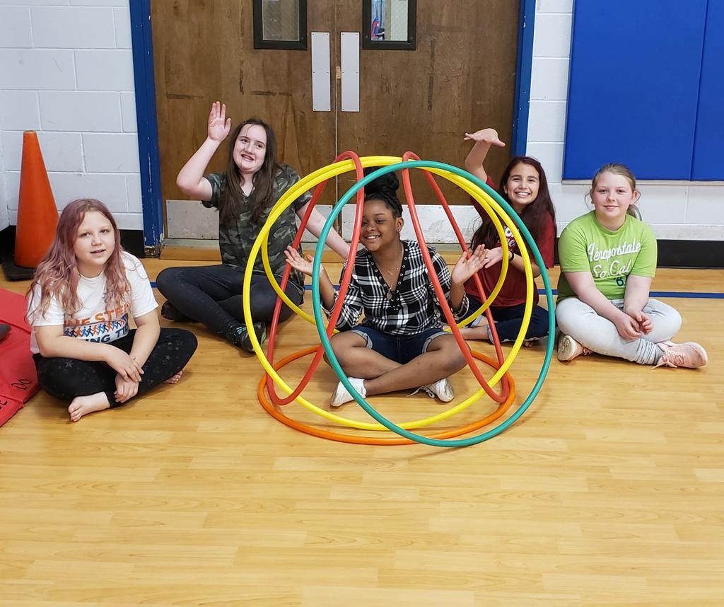 JustJulieD1's tweet image. Creative 4th Grade JBES Bears! Hula Hoop House! #BEARific @APofJBES @JBESPrincipal @creatEDCrayola @cjmarczak @Champion4Chldrn