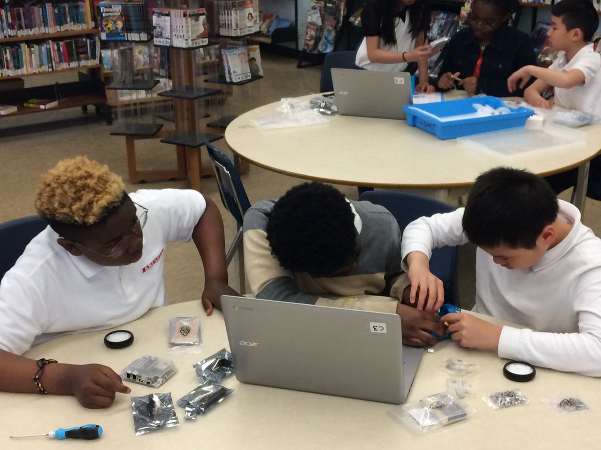 AmesburyLibrary's tweet photo. Building mBots with Gr6 students @TDSB_Amesbury @TDSB_Robotics #IDEALRobotics https://t.co/uNGFhUmuhS