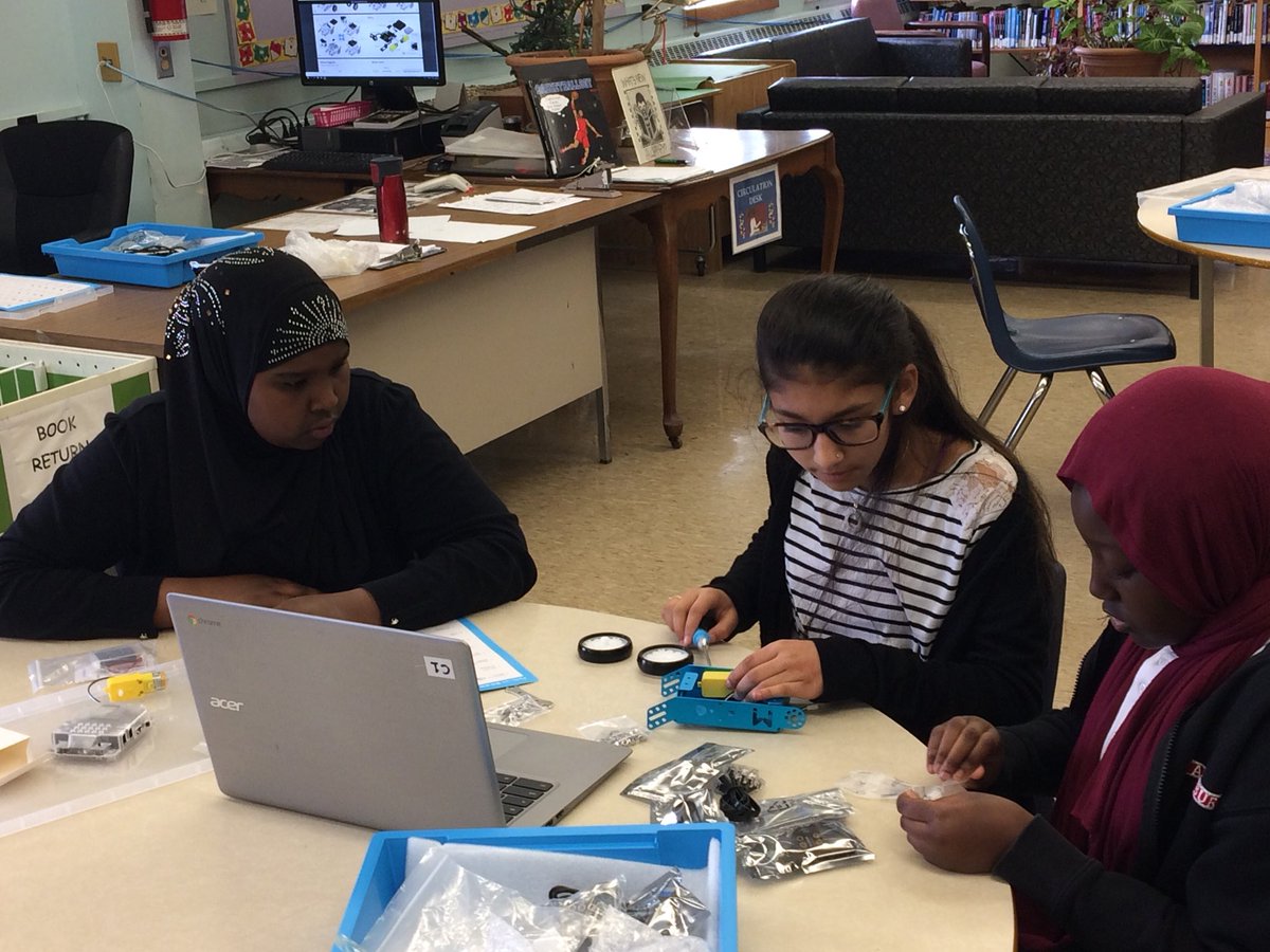 AmesburyLibrary's tweet photo. Building mBots with Gr6 students @TDSB_Amesbury @TDSB_Robotics #IDEALRobotics https://t.co/uNGFhUmuhS