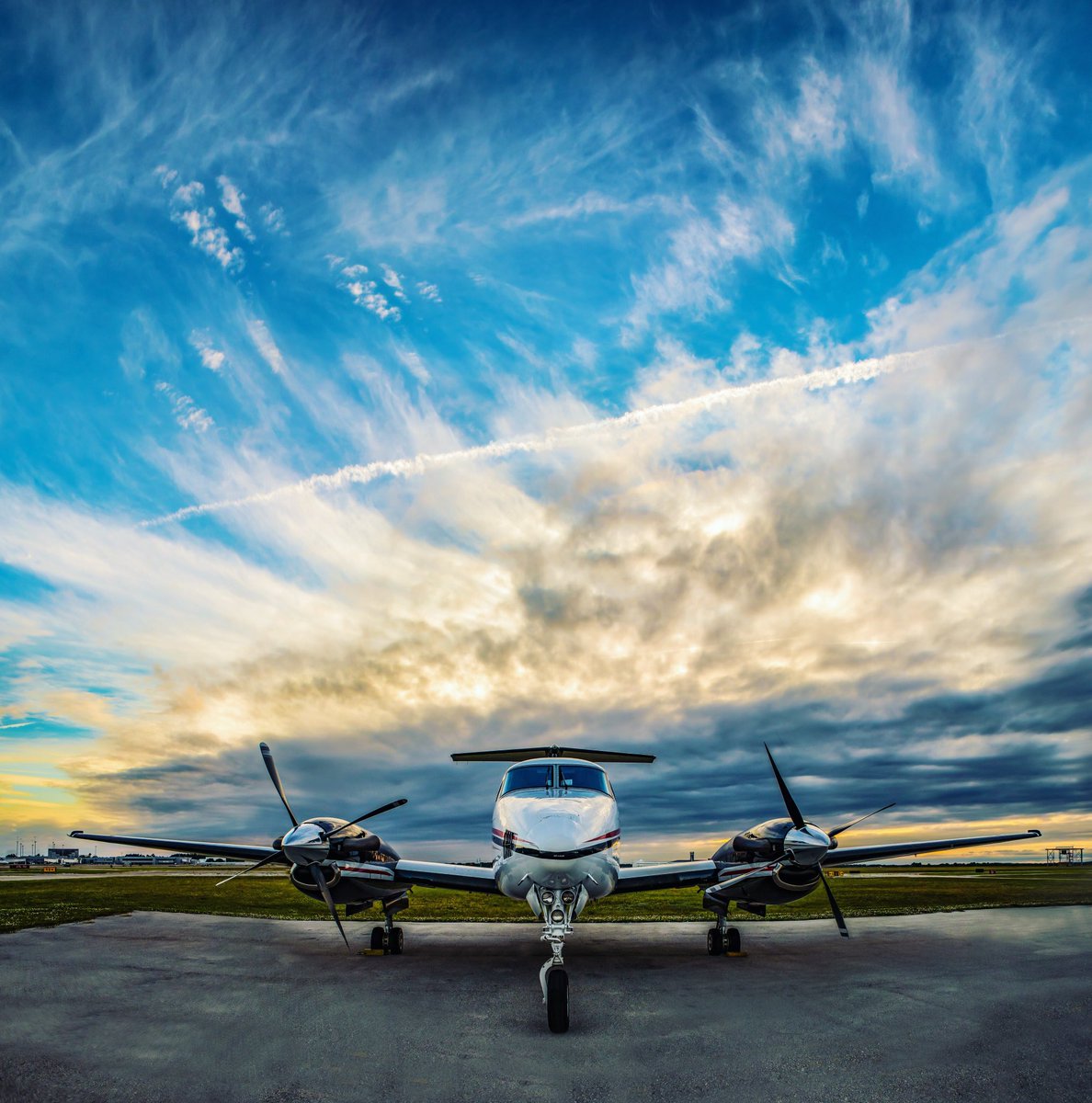Happy 100th post to us🎊1️⃣0️⃣0️⃣🍾
Cheers to the next 100🎈🛩
#EnjoywithEnvoy

#luxury #sunset #sky #clouds #plane #airplane #privatecharter #jetplane #aviationdaily #avnerd #bizav #bizavworks #envoyaviation #luxury #spring #blueskies #blue #aviation #melbournefl #florida #hangar