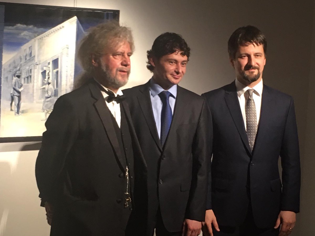 MacaristanBE's tweet photo. Üç Silahşörler @guler_sanat'ta buluştu. 🇭🇺 Güzel Sanatlar Üniversitesi eski Rektörü Sayın Frigyes König'in eserlerinden açılmış sergiyi 20 Haziran'a kadar gezebilirsiniz! (Sanırım değişik tiplerimizden dolayı hangımızın sanatçı, kuratör ve büyükelçi olduğunu tahmin etmek zor😀) https://t.co/uqY3V3u2bV