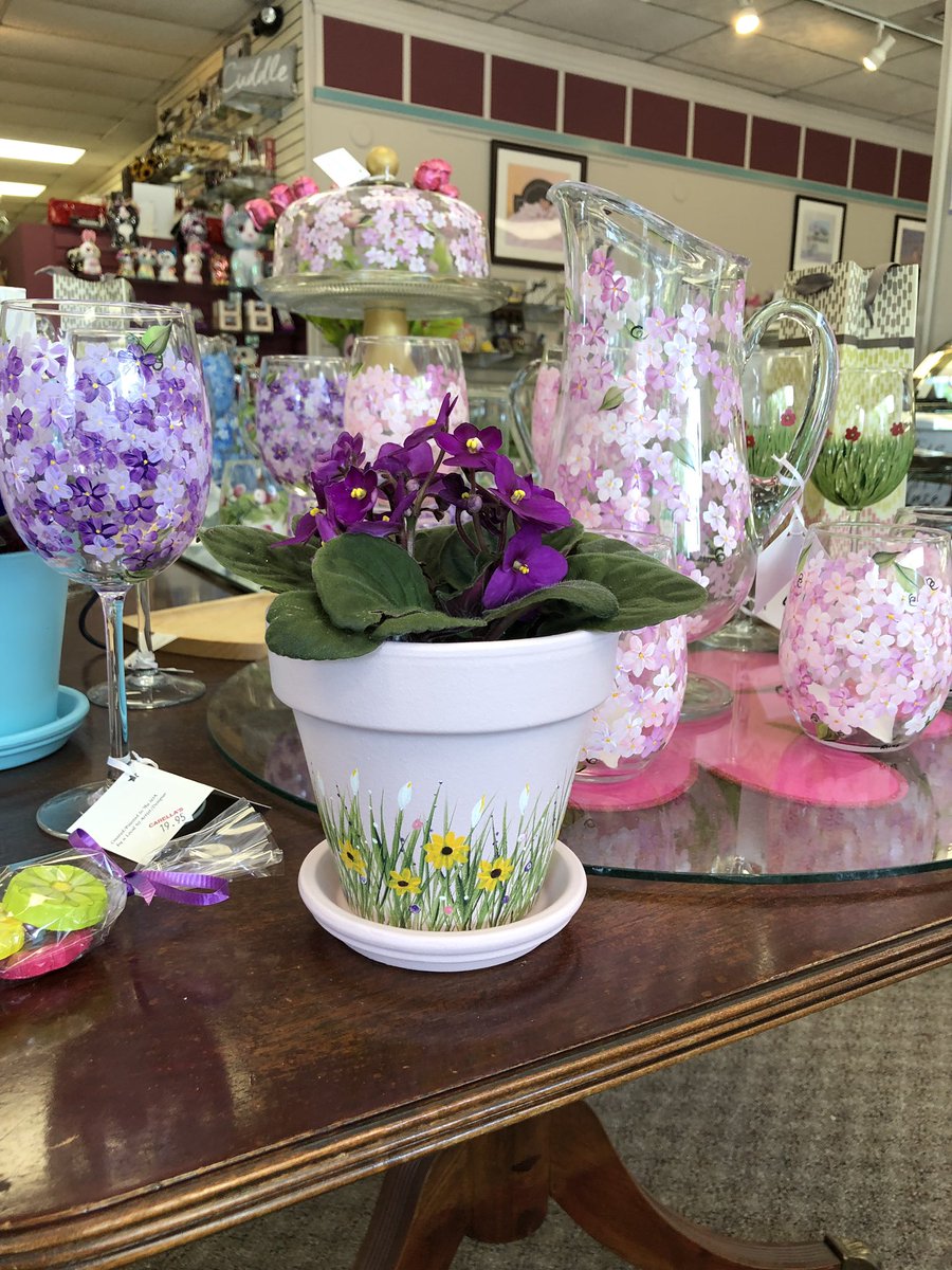 CarellaSusan's tweet image. Great Mothers Day Gift ideas Chocolates, Hand painted flower pots and wine glasses, Save the Girls touch screen purses #carellaschocolates#savethegirls#handpainted#chocolate