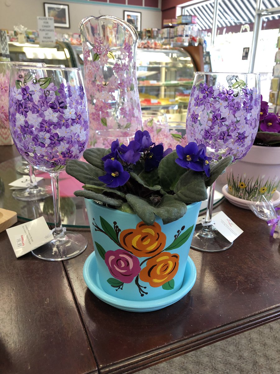 CarellaSusan's tweet image. Great Mothers Day Gift ideas Chocolates, Hand painted flower pots and wine glasses, Save the Girls touch screen purses #carellaschocolates#savethegirls#handpainted#chocolate
