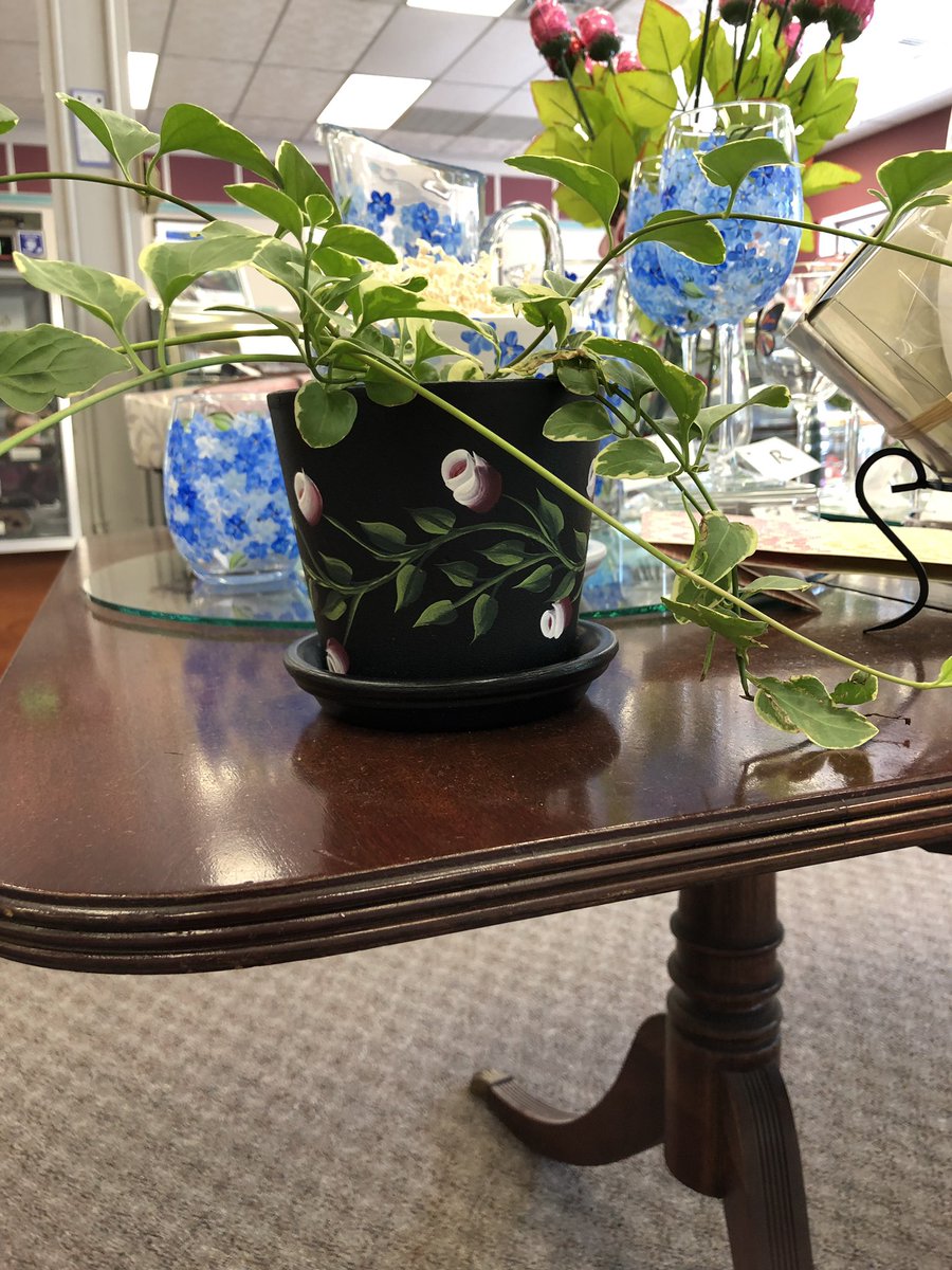 CarellaSusan's tweet image. Great Mothers Day Gift ideas Chocolates, Hand painted flower pots and wine glasses, Save the Girls touch screen purses #carellaschocolates#savethegirls#handpainted#chocolate