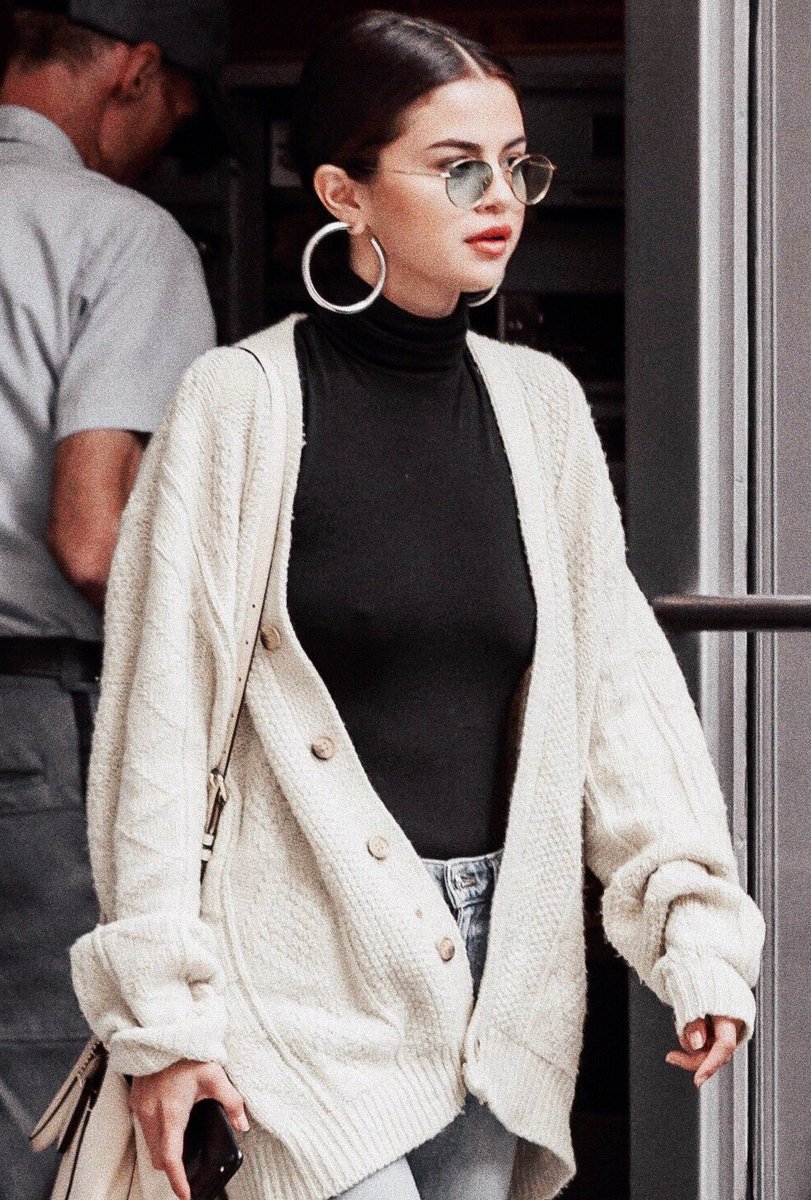 archivesgowmez's tweet photo. sis looking like a whole snack https://t.co/sEl8tLjeZQ