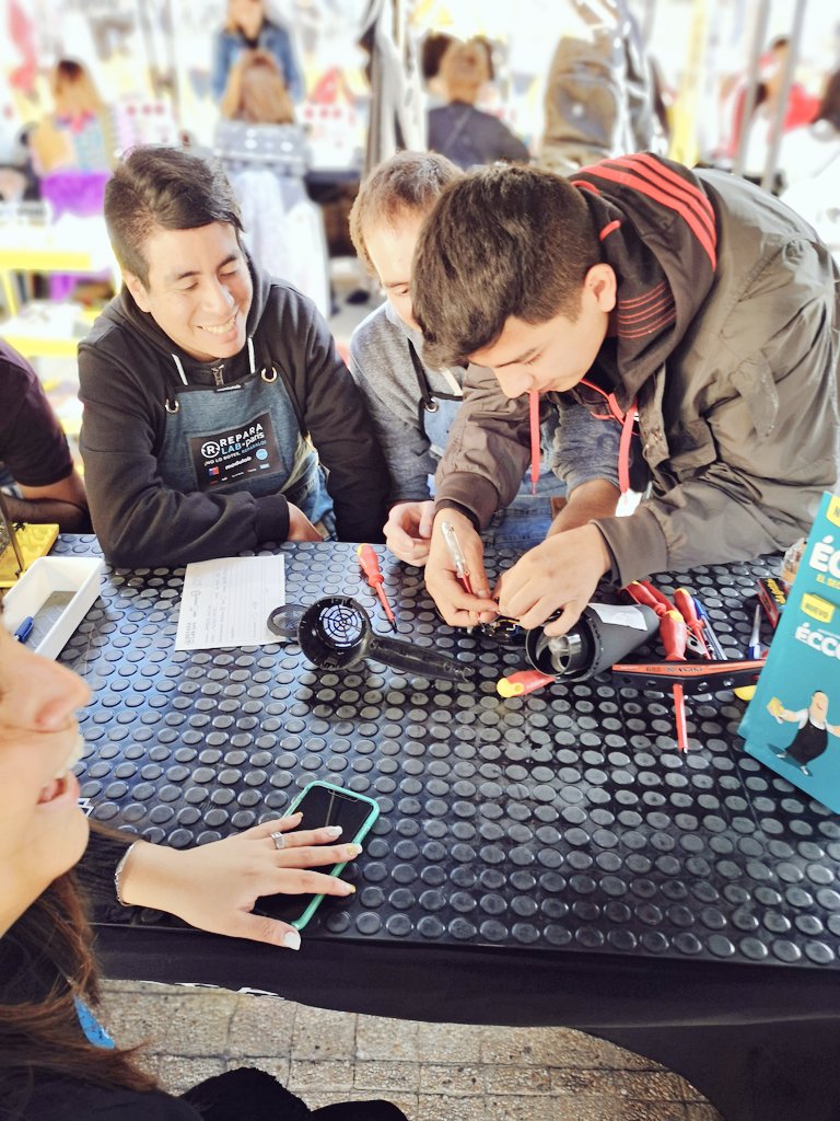 MMAChile's tweet photo. Atentos porque #Reparalab, la jornada de reparaciones GRATUITAS y colaborativas de electrodomésticos, vestuario y zapatillas, está HASTA las 5PM de HOY #EconomíaCircular
🗓️VIERNES 10 de mayo
🌳Plaza de la Constitución
¡Pronto #Reparalab se realizará en otras ciudades! 💪🇨🇱 https://t.co/x6ErrjXsGF