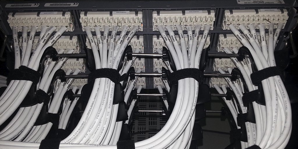 EraTelecom's tweet image. Optimice el consumo energético en su negocio y disminuya los costos operativos con soluciones de cableado estructurado de @CommScope. Para recibir asesoría especializada acceda al link y contáctenos. bit.ly/2GVrMcF #ERATelecom #RunsOnCommScope #ERA_TI