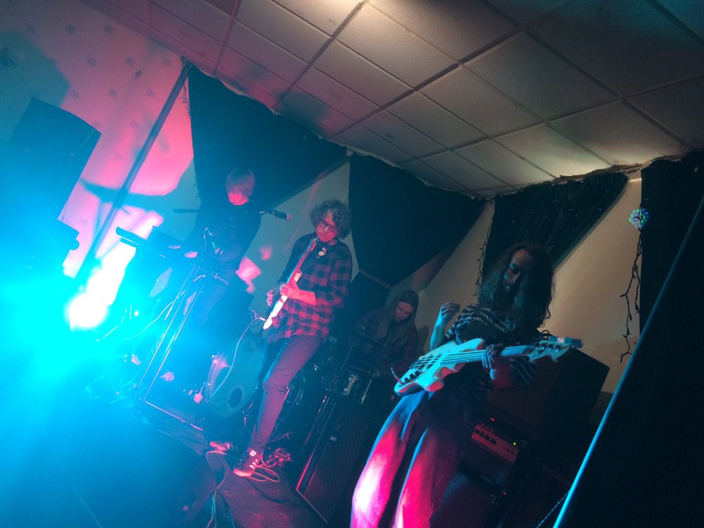 Un o fandia Brwydr y Bandiau <a href="/maes_b/">Deonna B Maes</a> a Radio Cymru 2019 <a href="/Kuider_band/">Kuider</a> ar lwyfan <a href="/Noson4a6/">Pedwar a Chwech OMB</a>