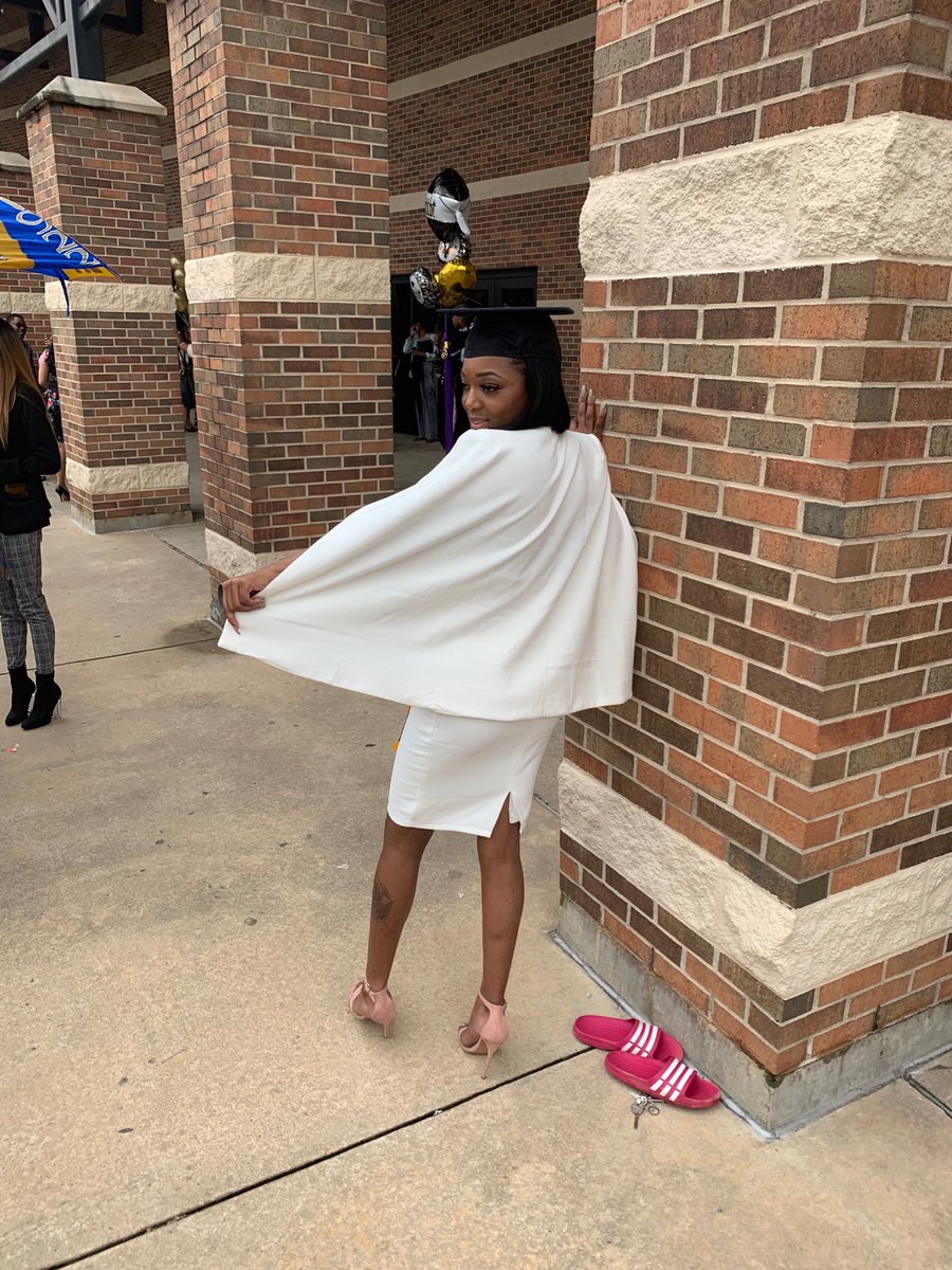 CherryyyPiee_'s tweet photo. From the bottom of the bottoms 😭💞 Ya gurl is officially Grambling State University Alumna 👩🏾🎓 #GramFam19 #TheyCountedMeOut #INeverFolded 🙏🥳 #NextStopLawSchool https://t.co/F2dFAUzWM4