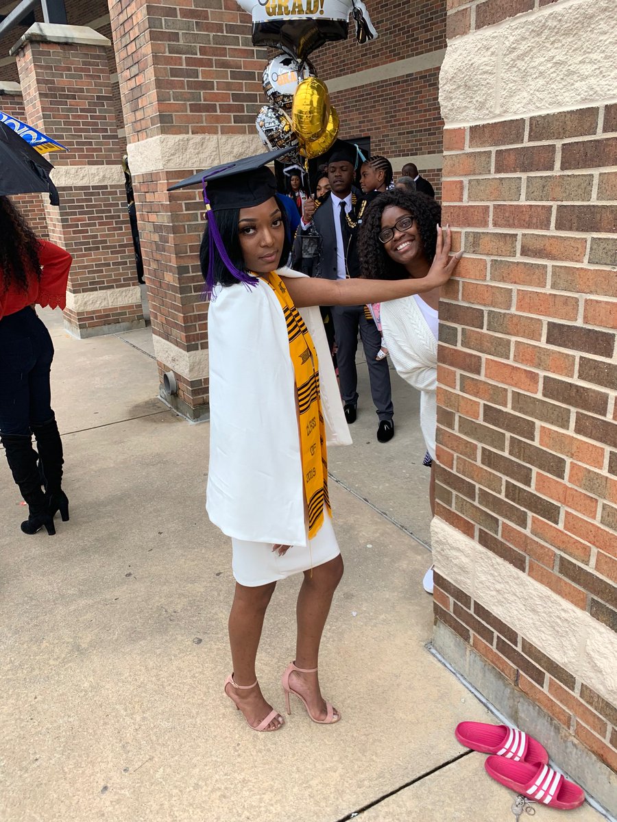 CherryyyPiee_'s tweet photo. From the bottom of the bottoms 😭💞 Ya gurl is officially Grambling State University Alumna 👩🏾🎓 #GramFam19 #TheyCountedMeOut #INeverFolded 🙏🥳 #NextStopLawSchool https://t.co/F2dFAUzWM4