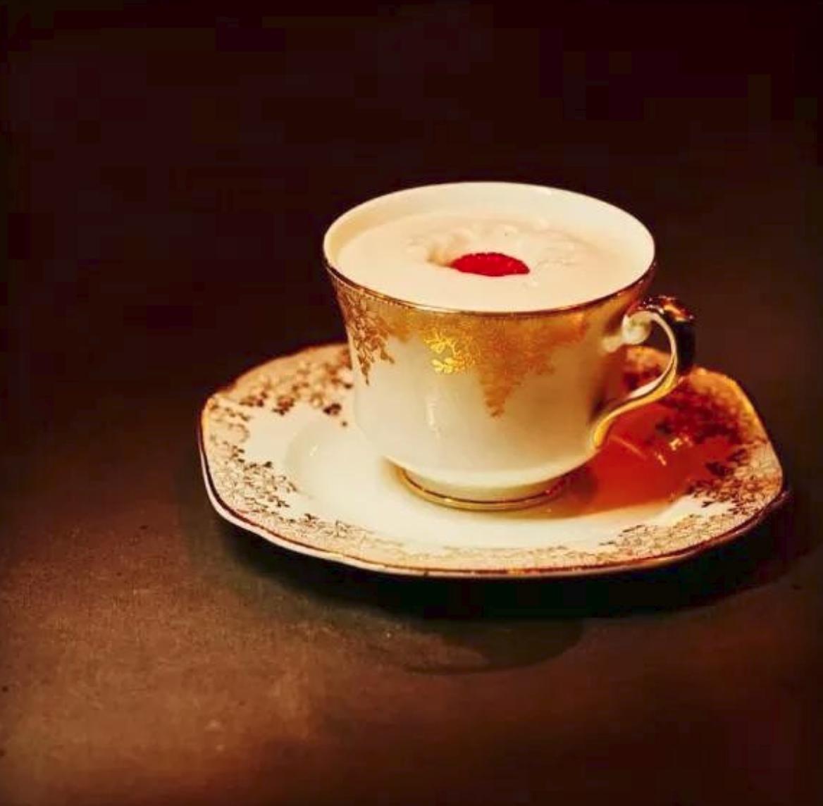 aerolatteHQ's tweet photo. It's moonshine in a cup, it's #WeekendFun! Read @EastLDNGirl's thoughts on the up and coming @BootleggerEC3 hidden bar in #London 👉 @http://bit.ly/2KRHPgA #BloggerIdeas https://t.co/ha1GvDZcpC