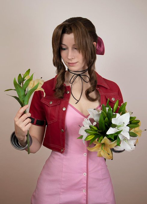 Here, this is for you! ~🌻💐  Are you excited about the new @FinalFantasy VII remake trailer just like