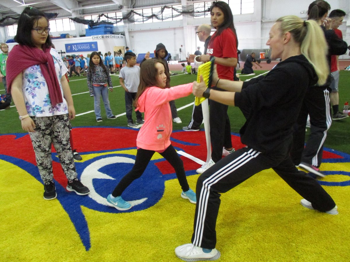 Beak_Healthy's tweet photo. Our health education staff, peer health educators, student athletes and volunteers spent their #StopDay at #Hawkfit, an annual event for Douglas County third graders. https://t.co/J7tkgWKxHc