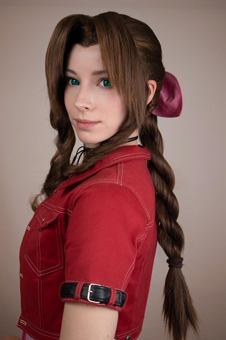 Here, this is for you! ~🌻💐  Are you excited about the new @FinalFantasy VII remake trailer just like